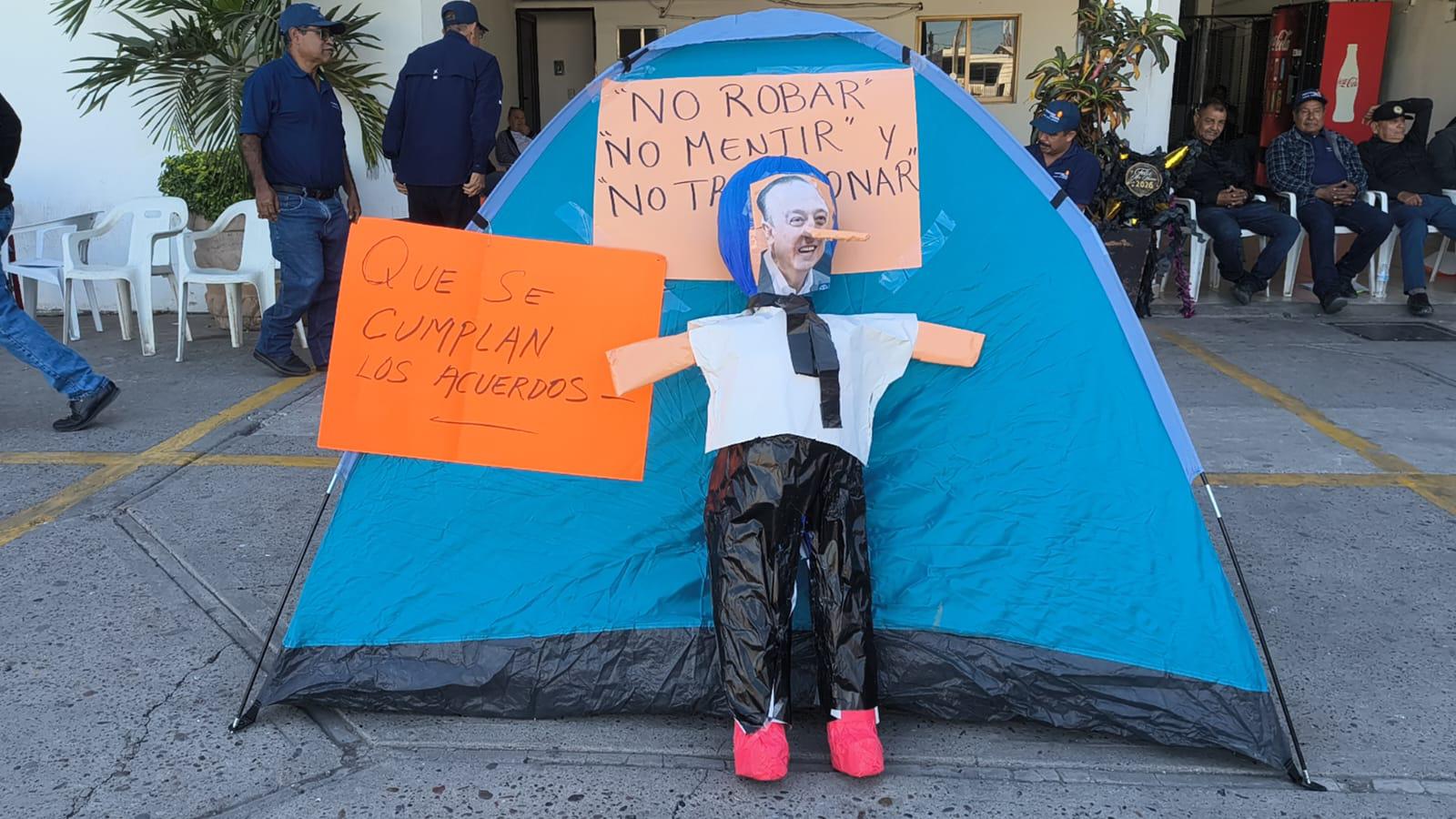 $!Por segundo día consecutivo colectivo de policías toma las instalaciones del Palacio Municipal de Ahome