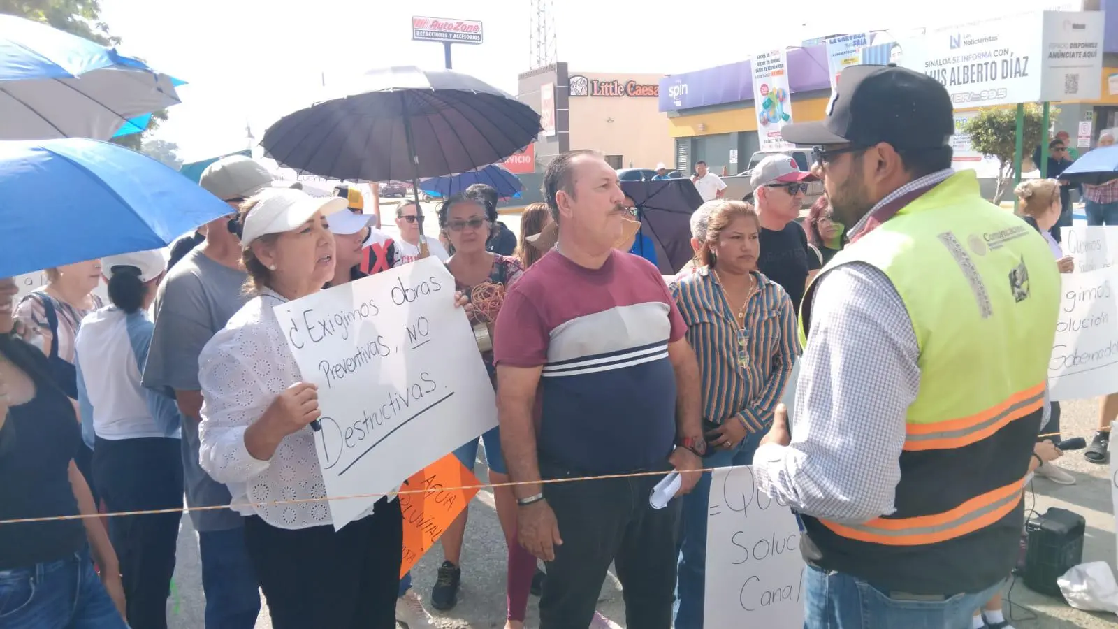 $!Bloquean avenida vecinos del Infonavit Alarcón en Mazatlán por obra que señalan les perjudicará