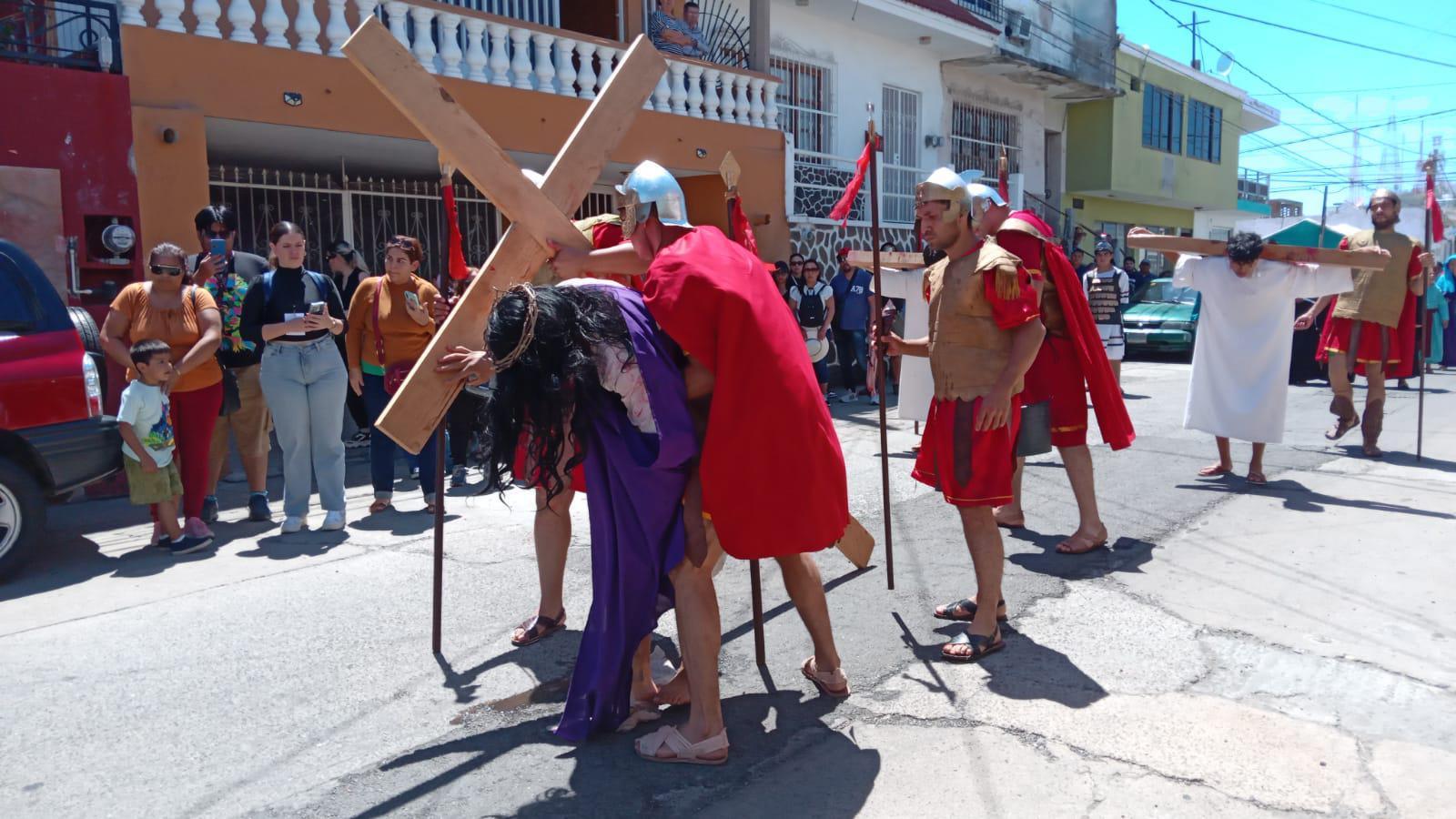 $!Mazatlecos y turistas atestiguan el Viacrucis Viviente en calles del Centro de puerto