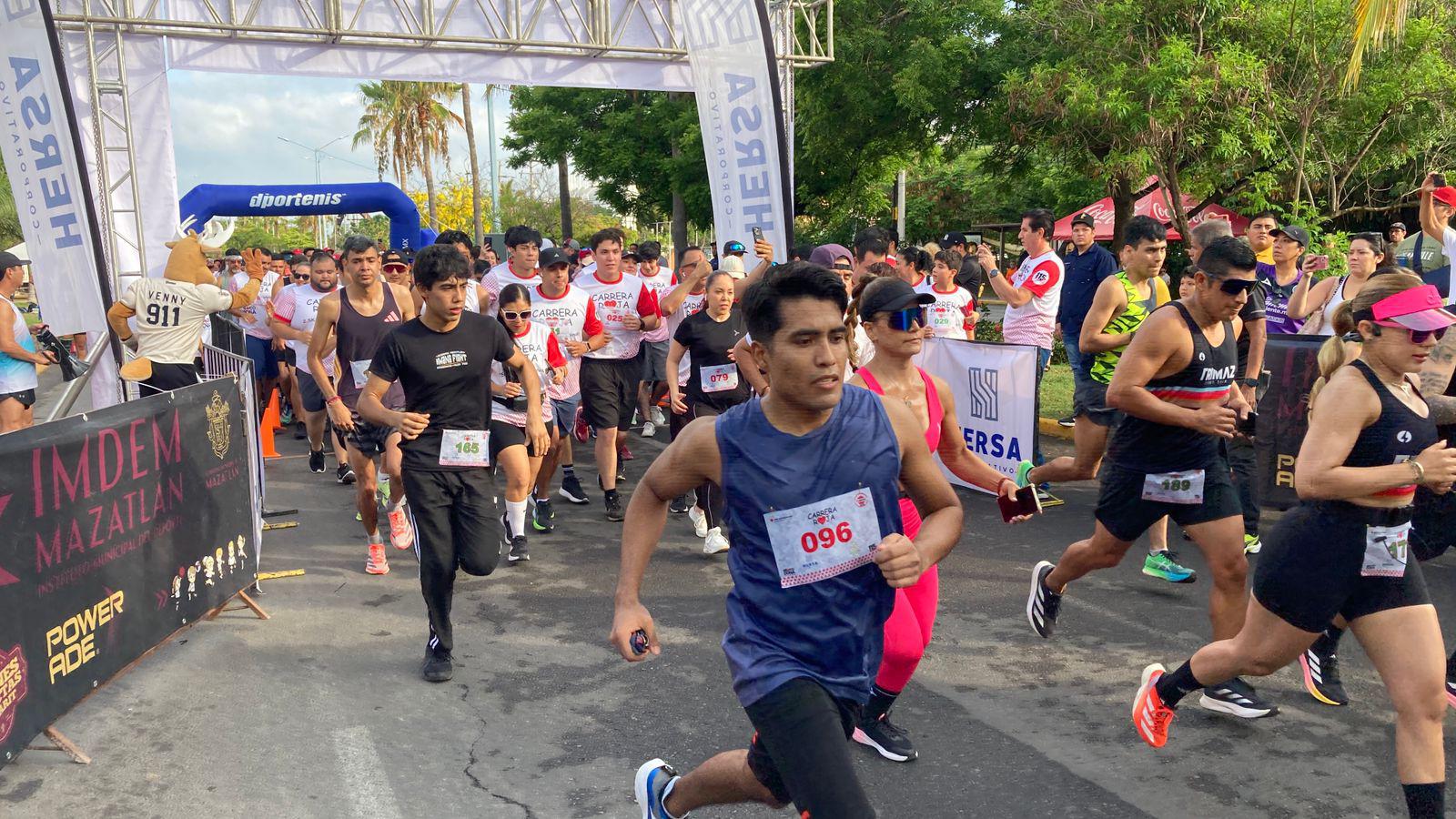 $!Jesús Labrador y Aragetze Nava triunfan en la primera Carrera Roja en Mazatlán