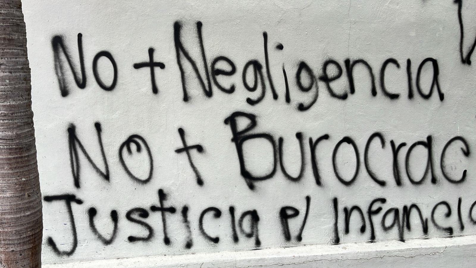 $!Pintan edificio del Poder Judicial durante Marcha 8M en Mazatlán