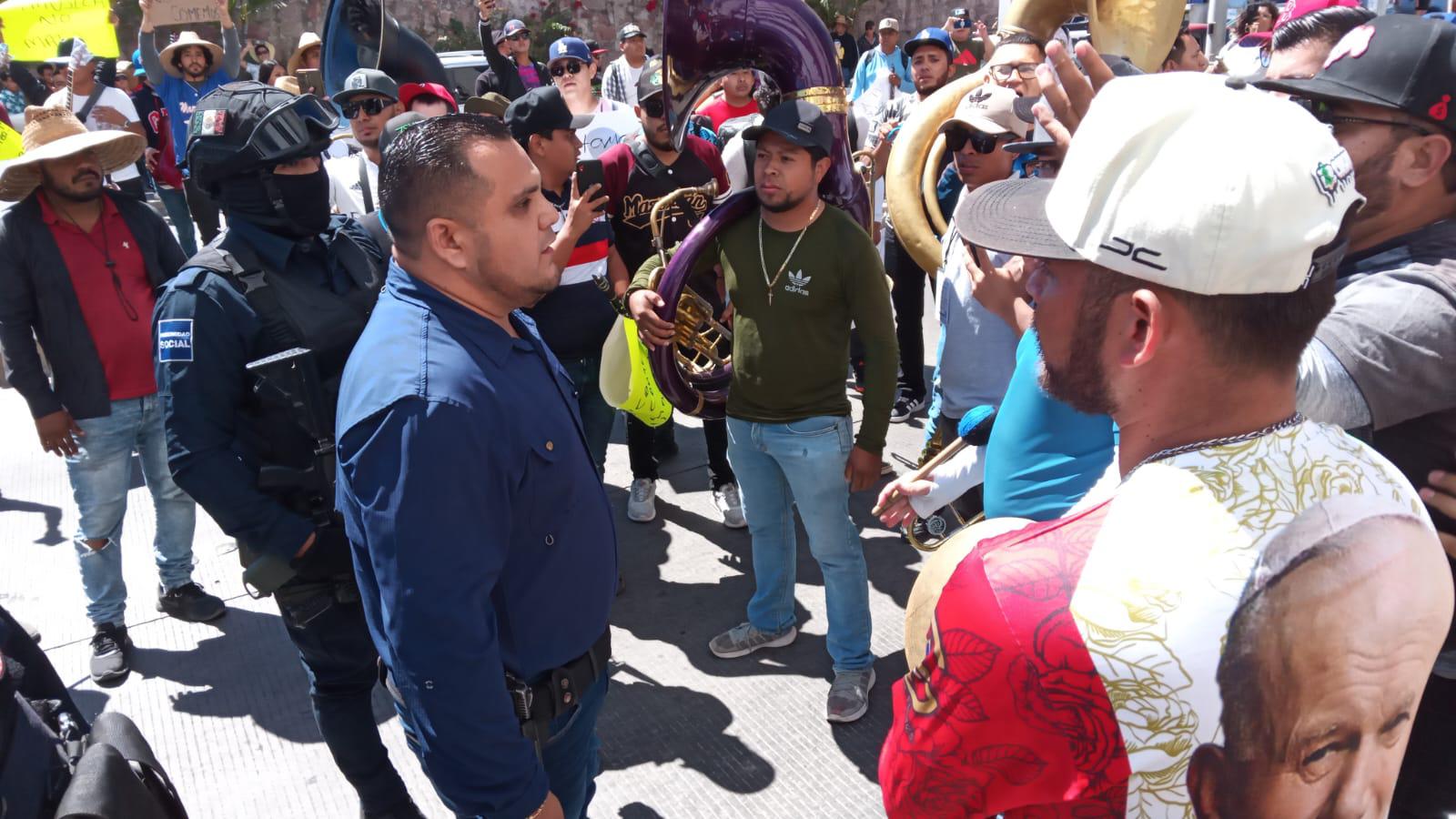 $!Se manifiestan músicos tocando y con marcha en plena zona turística