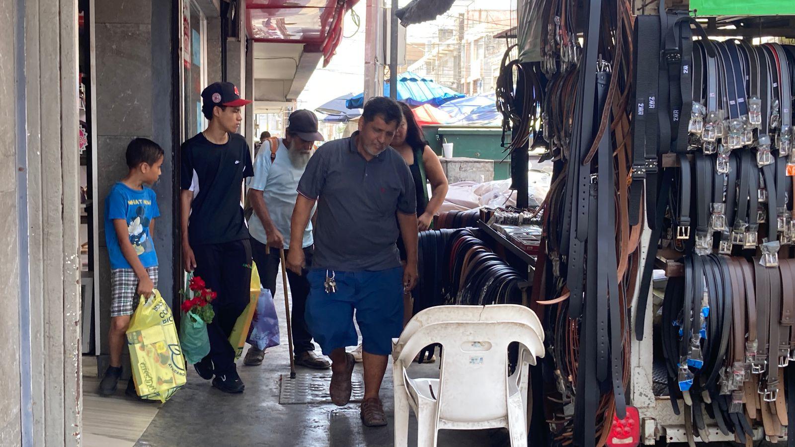 $!Bajas ventas previas al Día del Padre en el Centro de Mazatlán; comerciantes esperan reacción de último momento