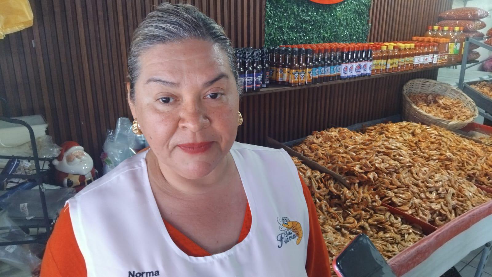 $!Aún con la baja de precio, no logran repuntar ventas de camarón en Mazatlán, señalan vendedoras