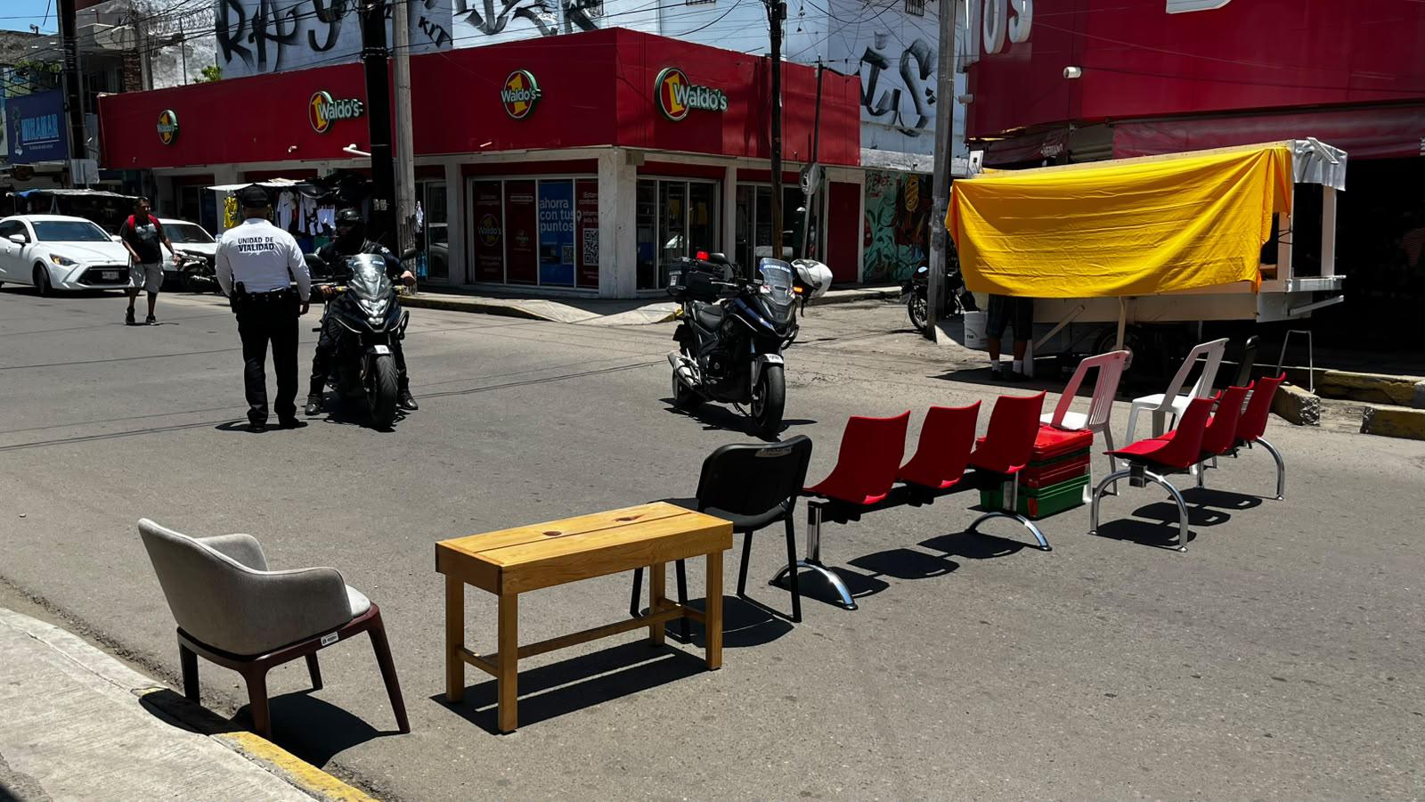 $!Bloquean la calle Aquiles Serdán en el Centro de Mazatlán por problemas con la energía eléctrica