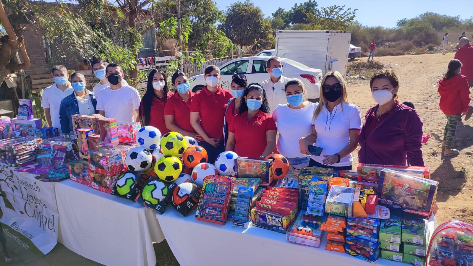 $!Fundación Letty Coppel y Hotel Pueblo Bonito regalan 300 juguetes a niños de la invasión San Antonio