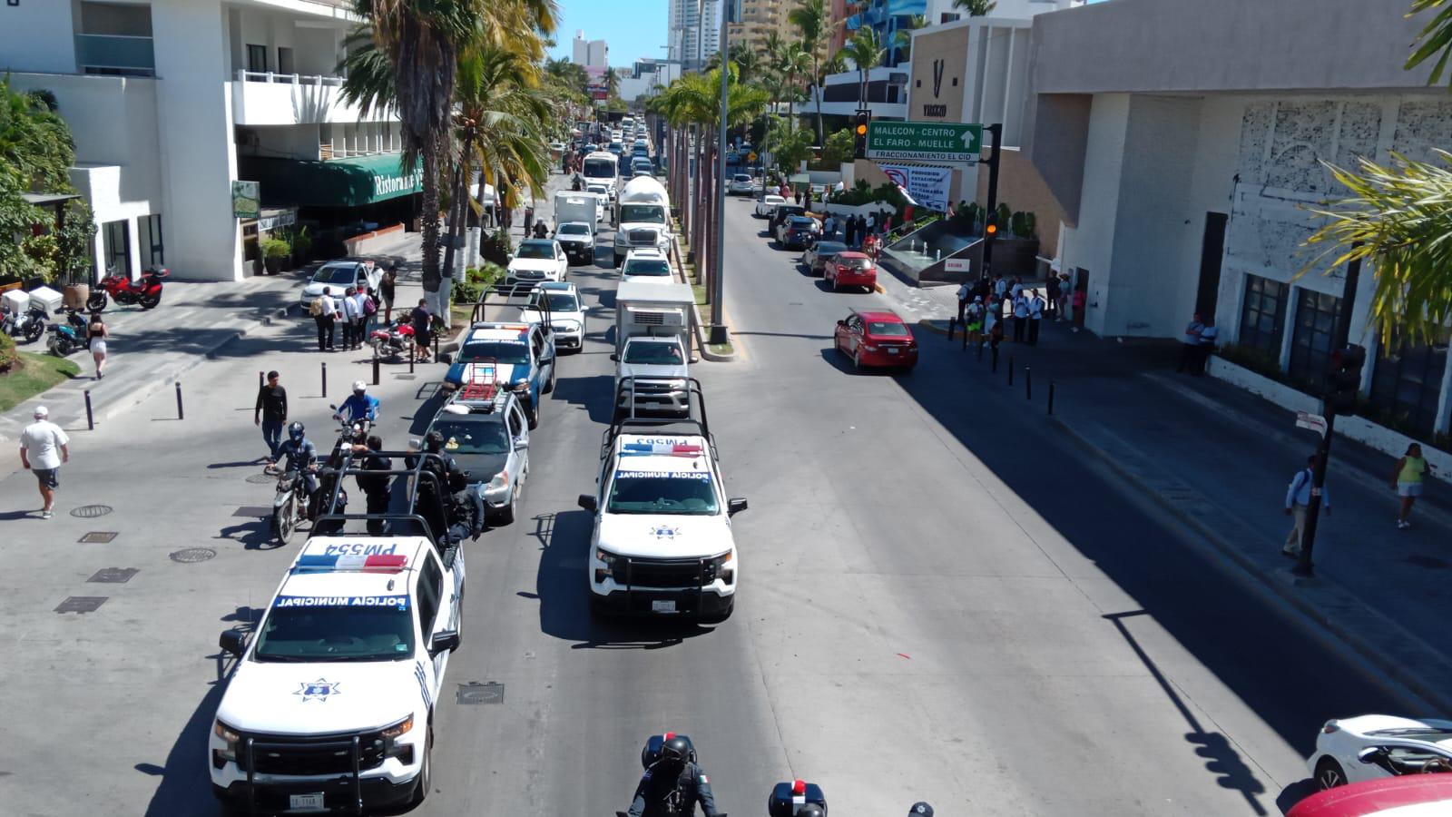 $!Se manifiestan músicos tocando y con marcha en plena zona turística