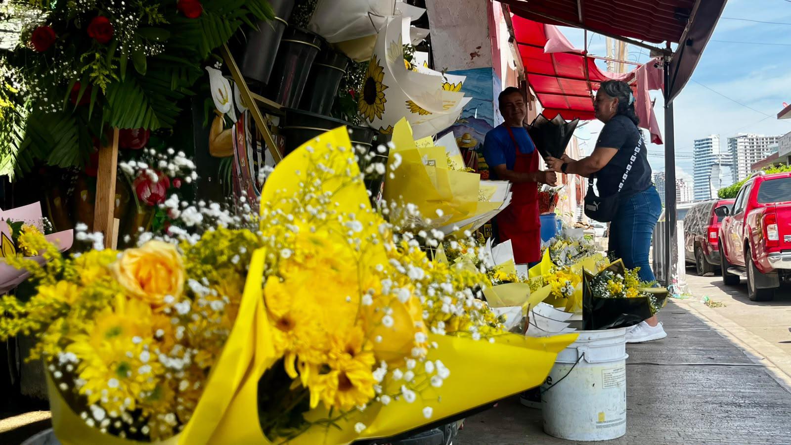 $!Flores amarillas pintan de amarillo al Mercado de las Flores de Mazatlán