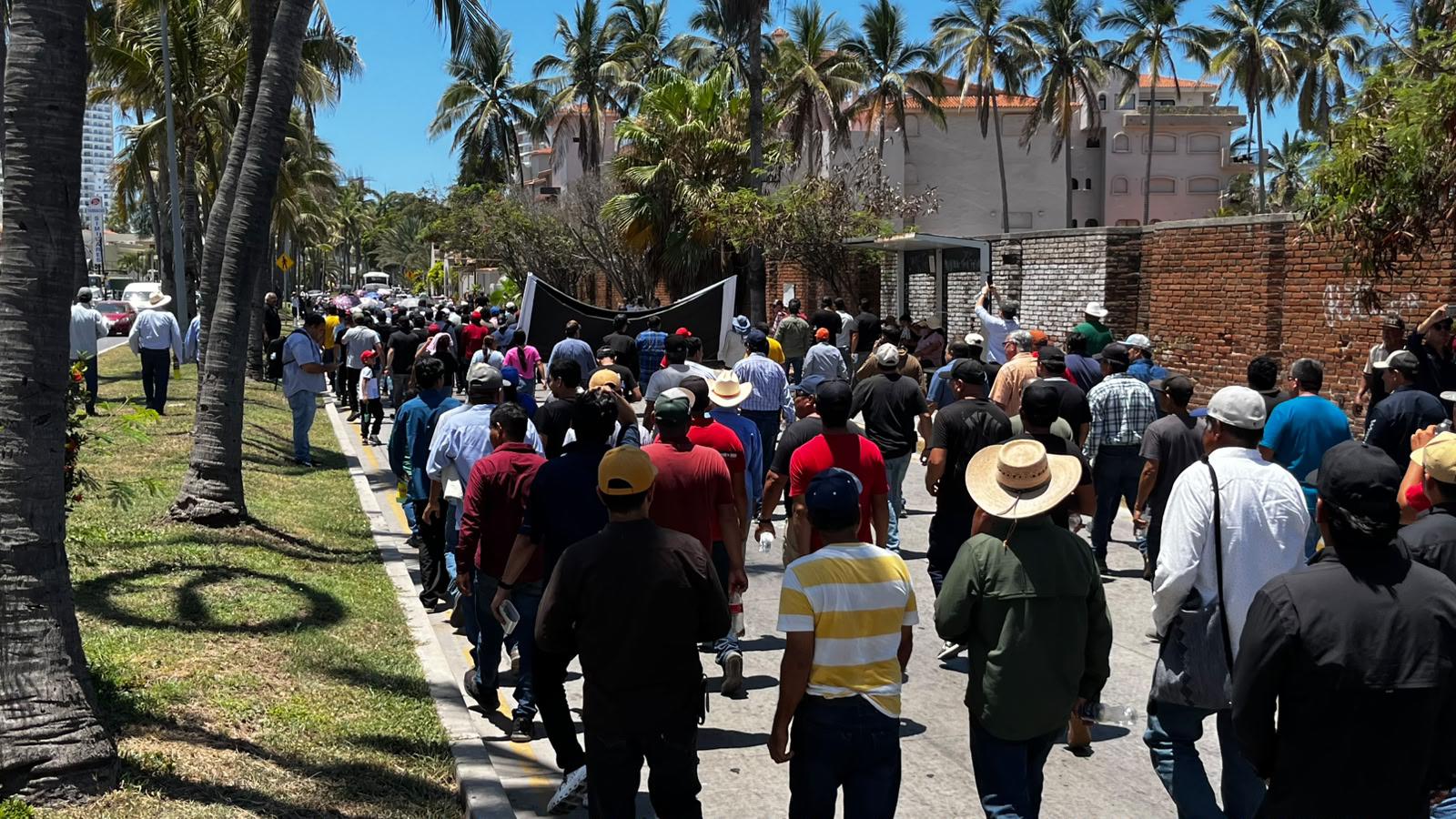 $!Sector pesquero marcha en Mazatlán para exigir cierre al camarón ilegal