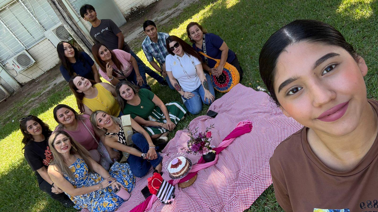 $!Un divertido picnic disfrutaron en los jardines de la Facultad de Psicología de la UAS.