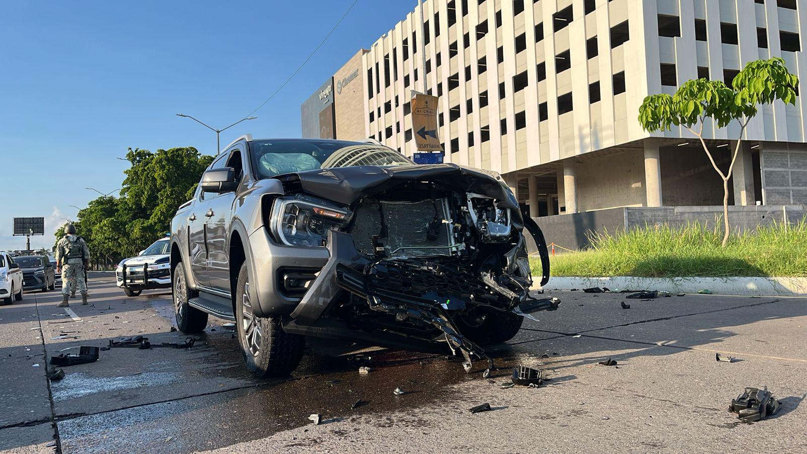 $!Aparatoso choque de camionetas de lujo en Culiacán, deja daños millonarios en Tres Ríos