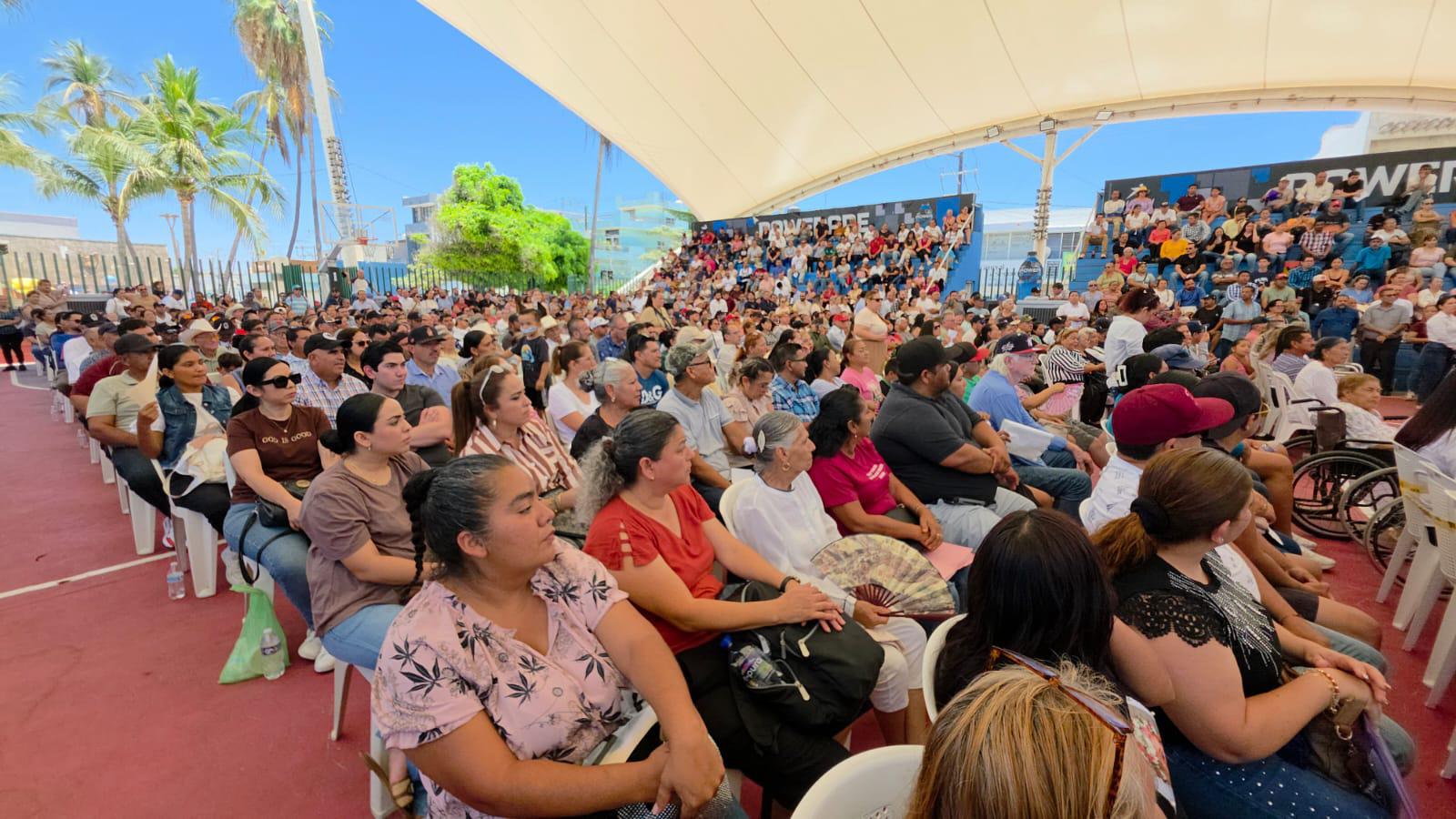 $!Entregan escrituras y certificados a familias desplazadas y ejidatarios de Mazatlán y Concordia