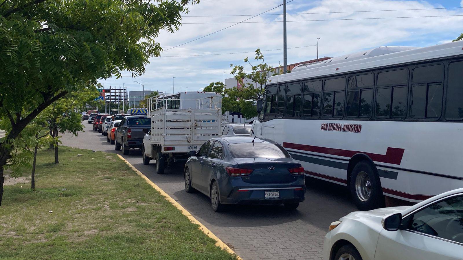 $!Se registra masiva movilización de camiones y autobuses por evento de Sheinbaum en Mazatlán