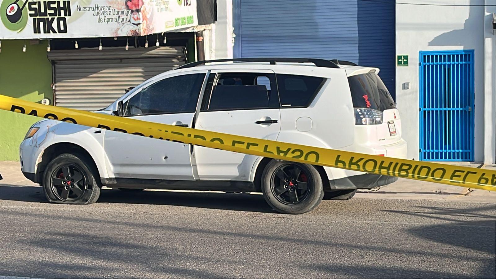 $!Una camioneta blanca quedó en el lugar con huellas de balazos.