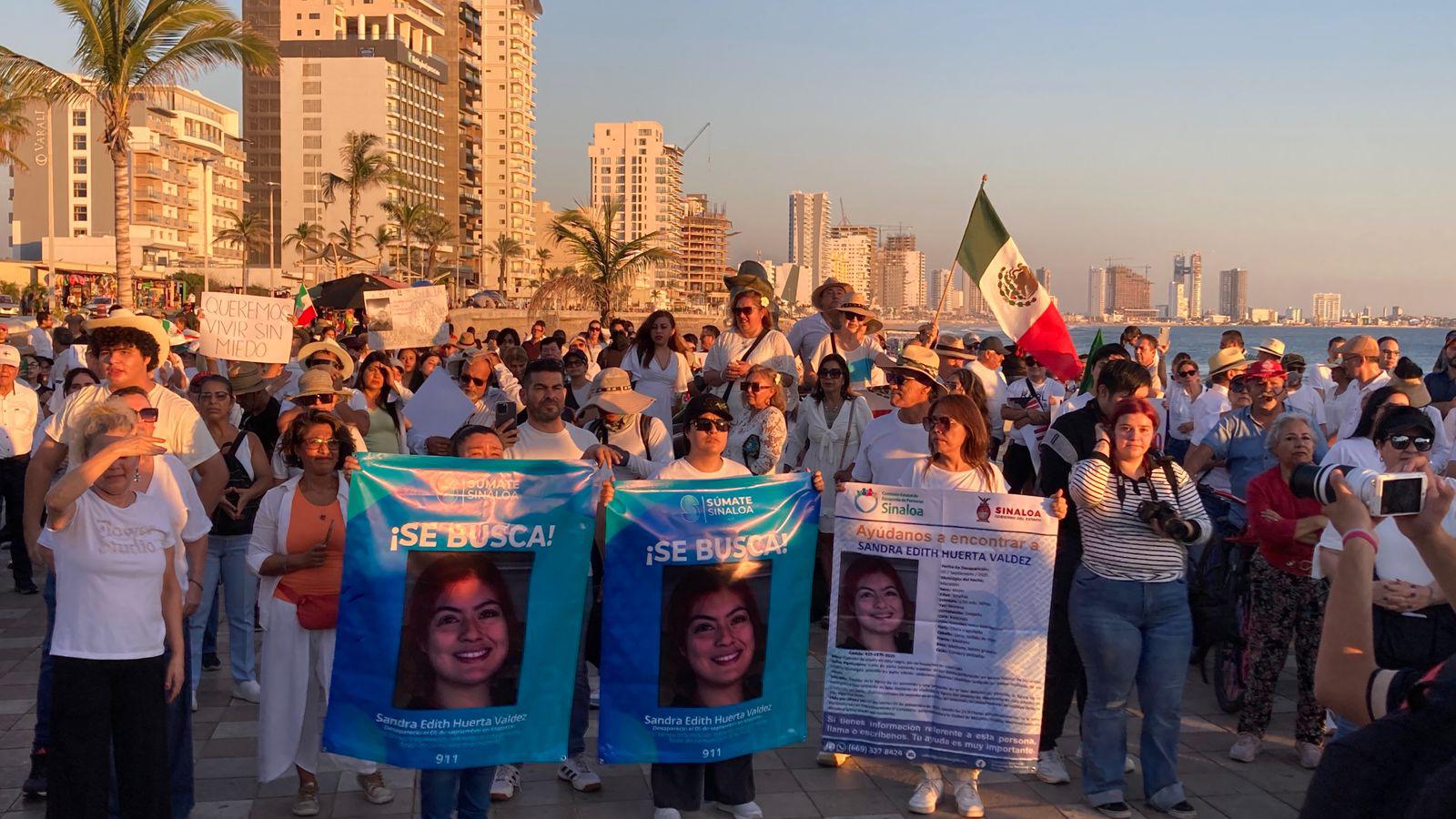$!Mazatlecos exigen paz y revocación de mandato en marcha en el malecón