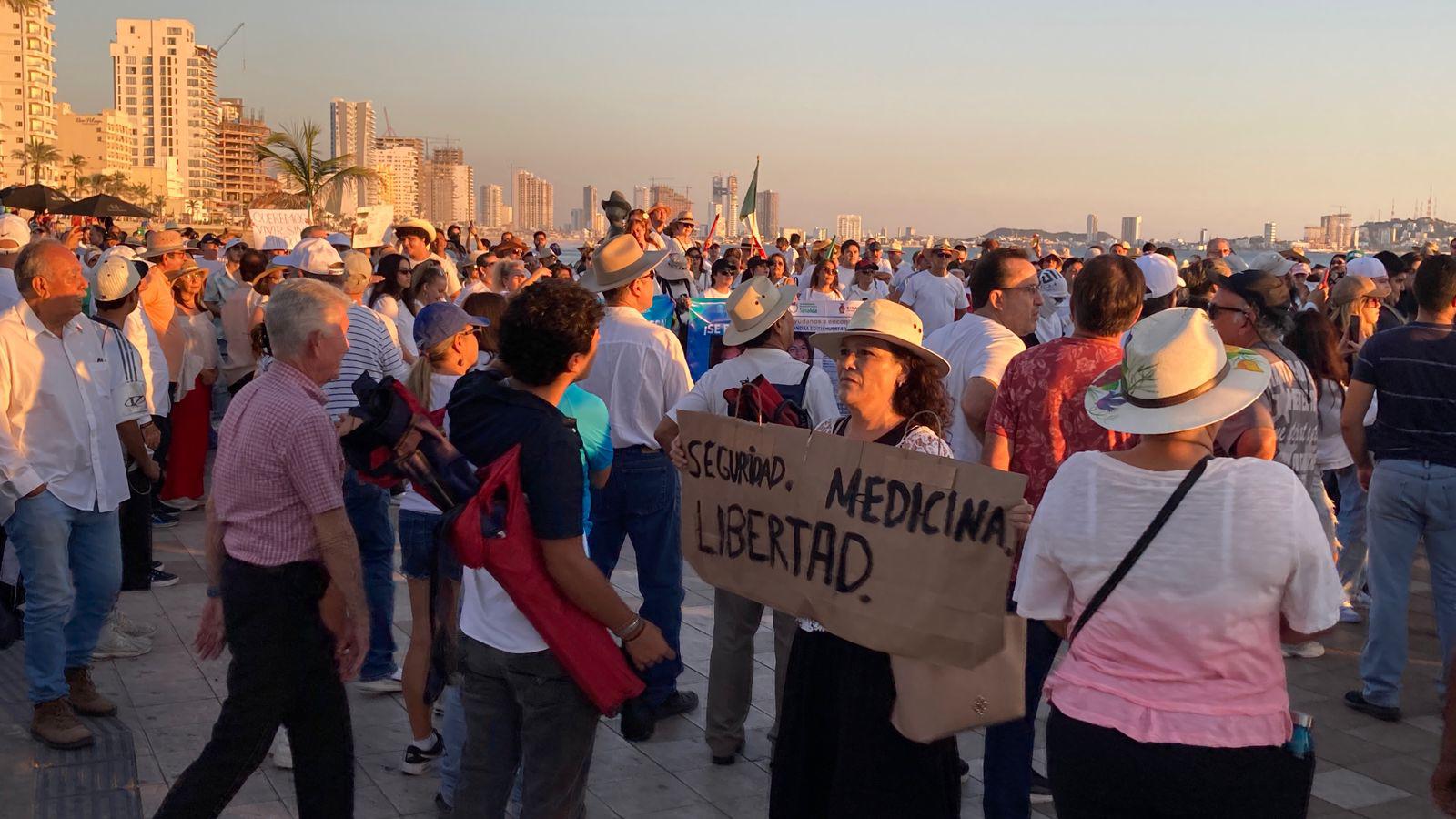 $!Mazatlecos exigen paz y revocación de mandato en marcha en el malecón