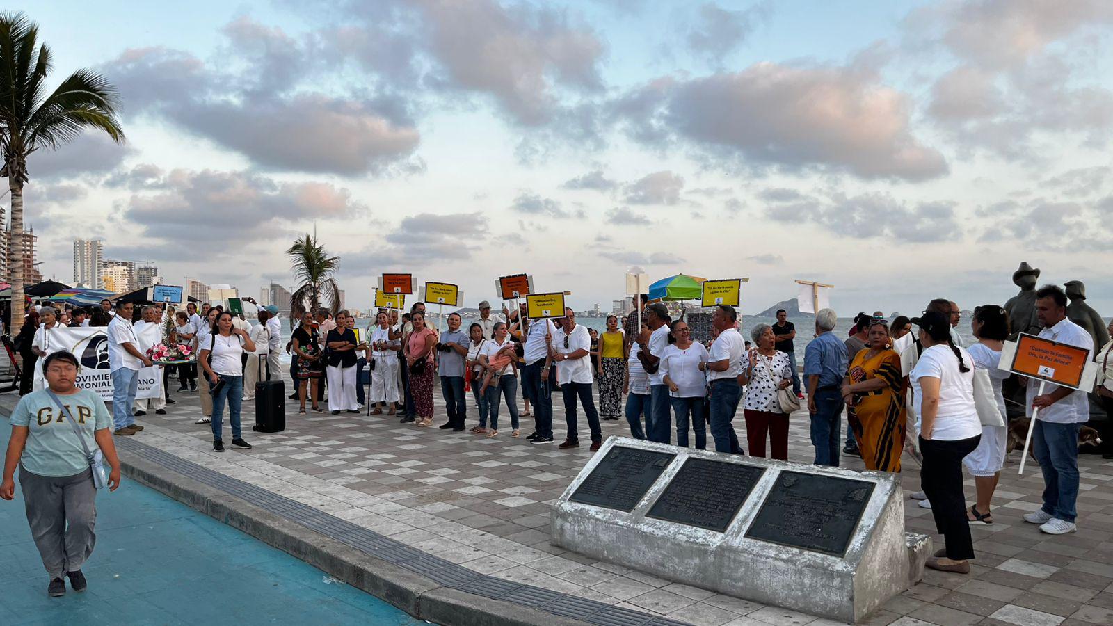 $!Cientos de fieles recorren el malecón de Mazatlán en una jornada de oración por la paz