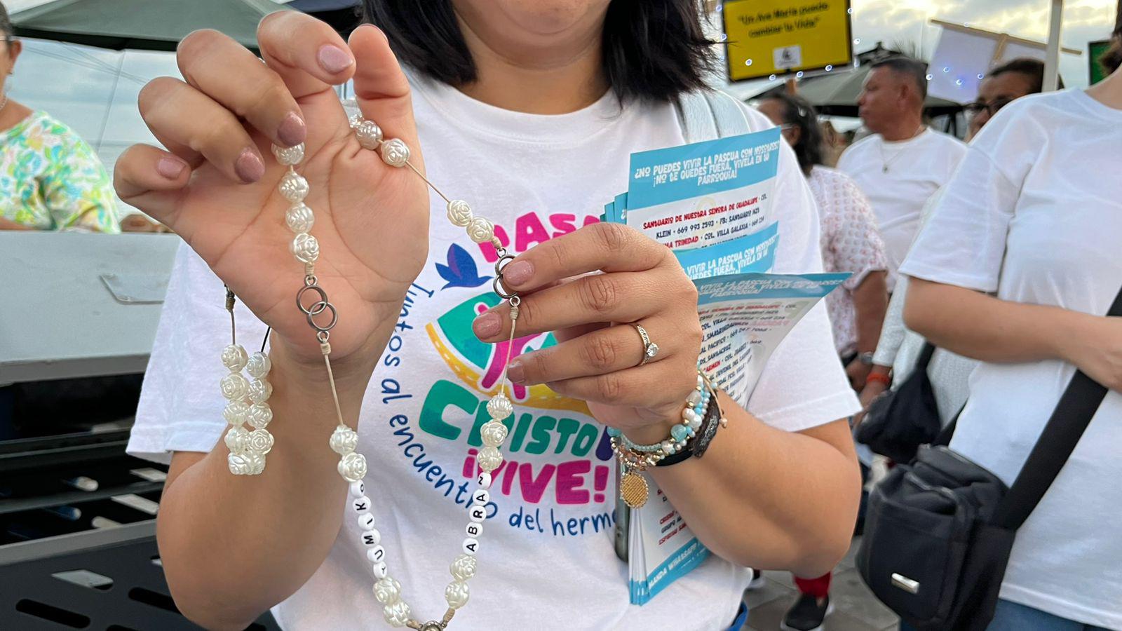$!Cientos de fieles recorren el malecón de Mazatlán en una jornada de oración por la paz