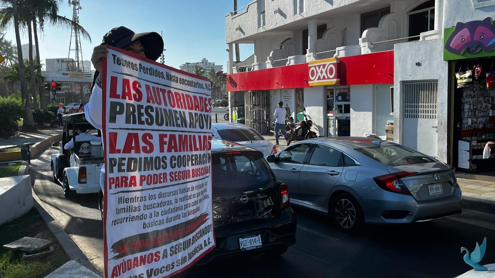 $!Colectivos realizan boteo en Mazatlán ante falta de apoyos para búsquedas de desaparecidos