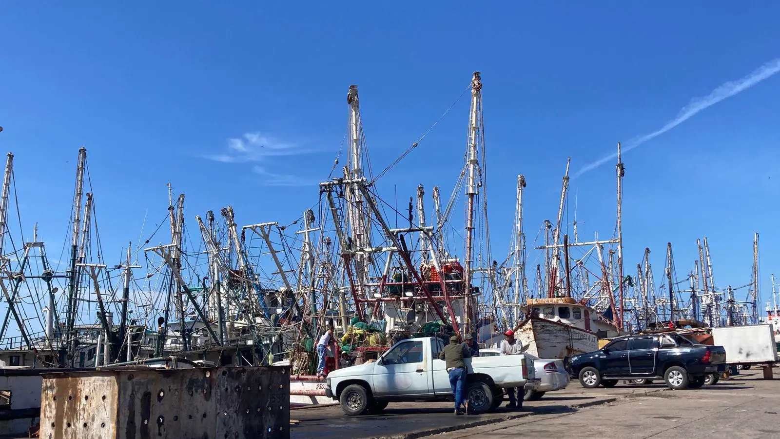 $!Camaroneros de Mazatlán zarpan por su último viaje de la temporada