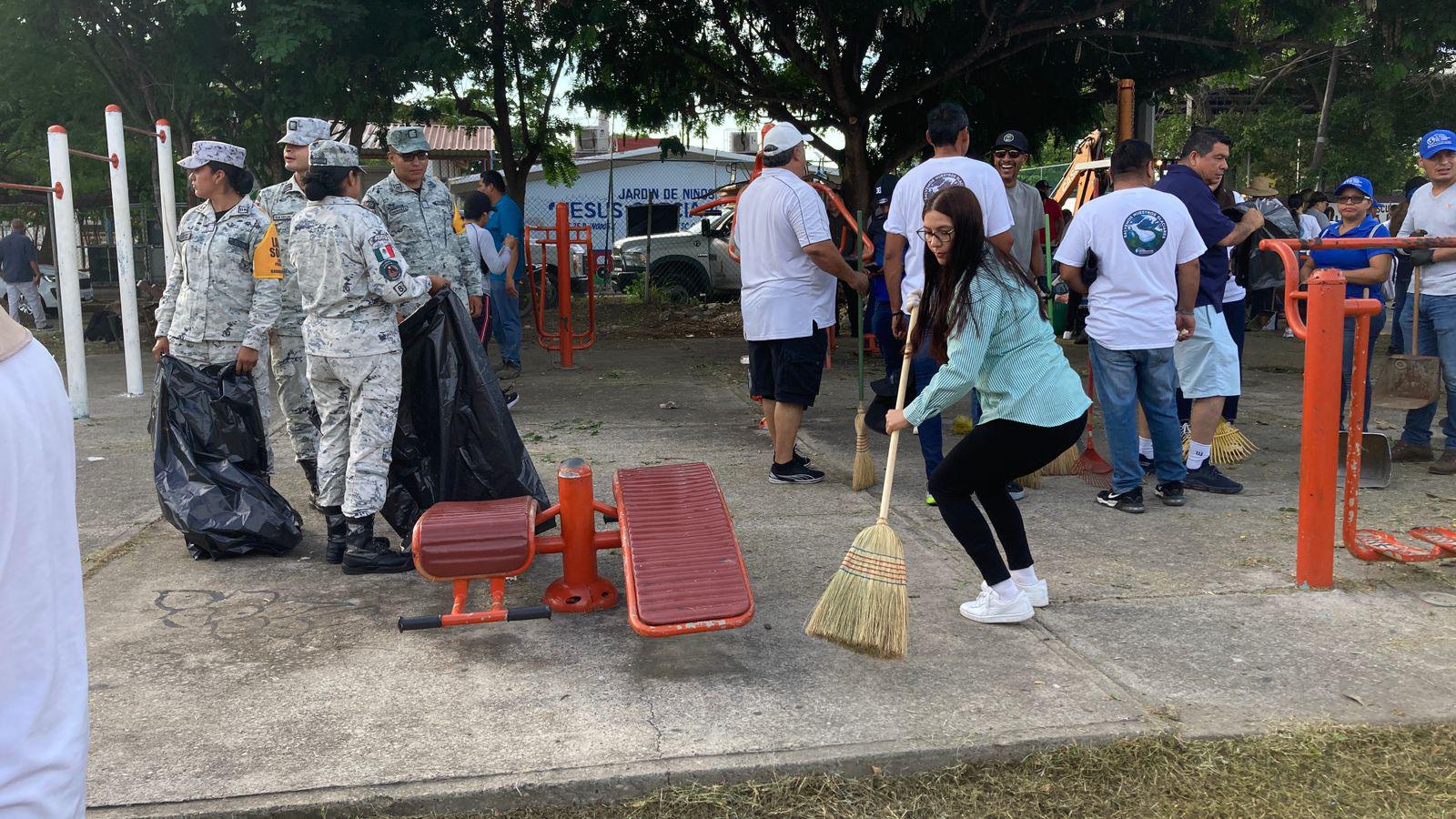 $!Se unen para llevar jornada de limpieza a las colonias Santa Elena y la Esperanza, en Mazatlán