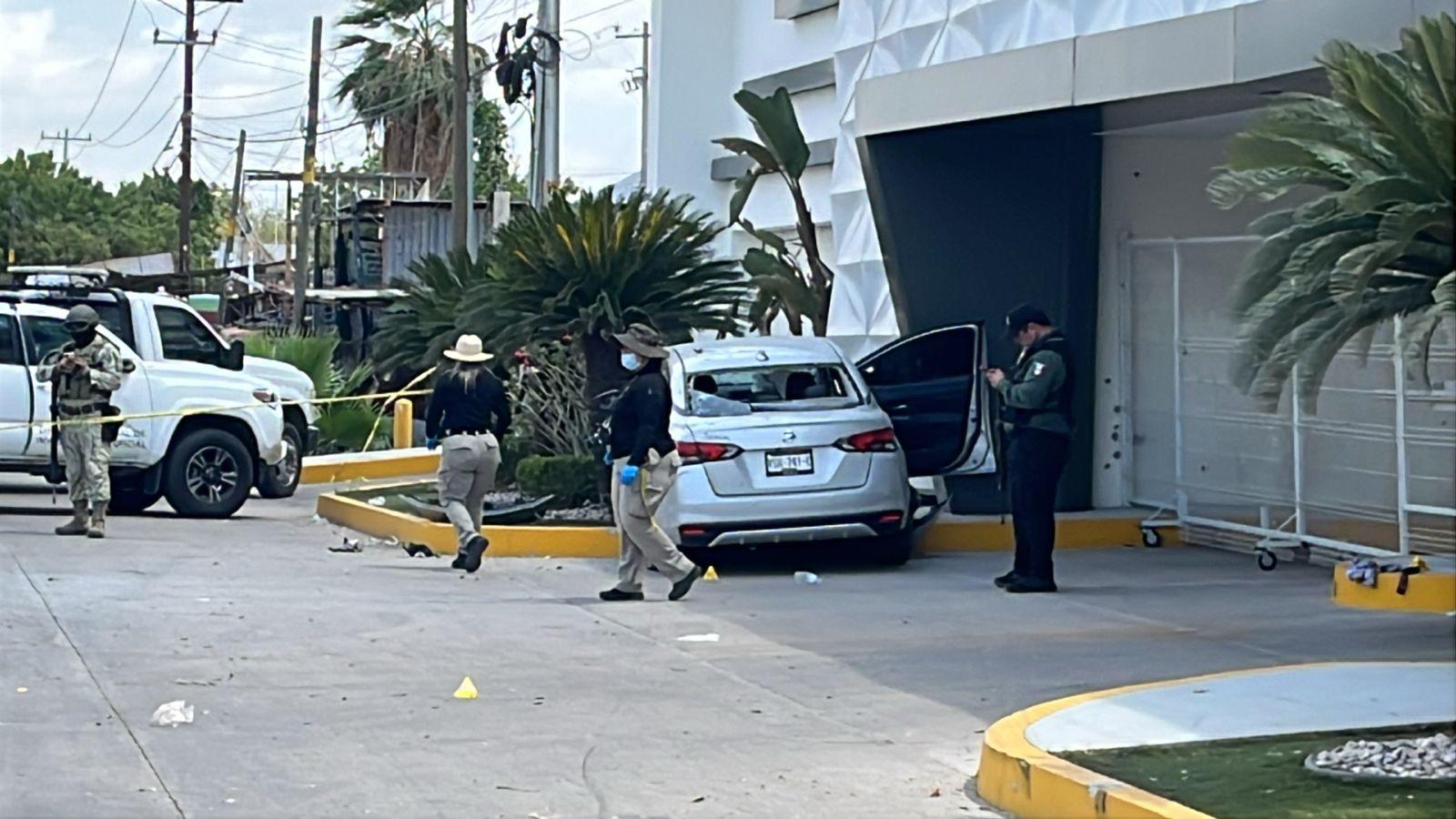 $!Padre muere y su hijo resulta herido en ataque a balazos en la Calzada Heroico Colegio Militar, en Culiacán