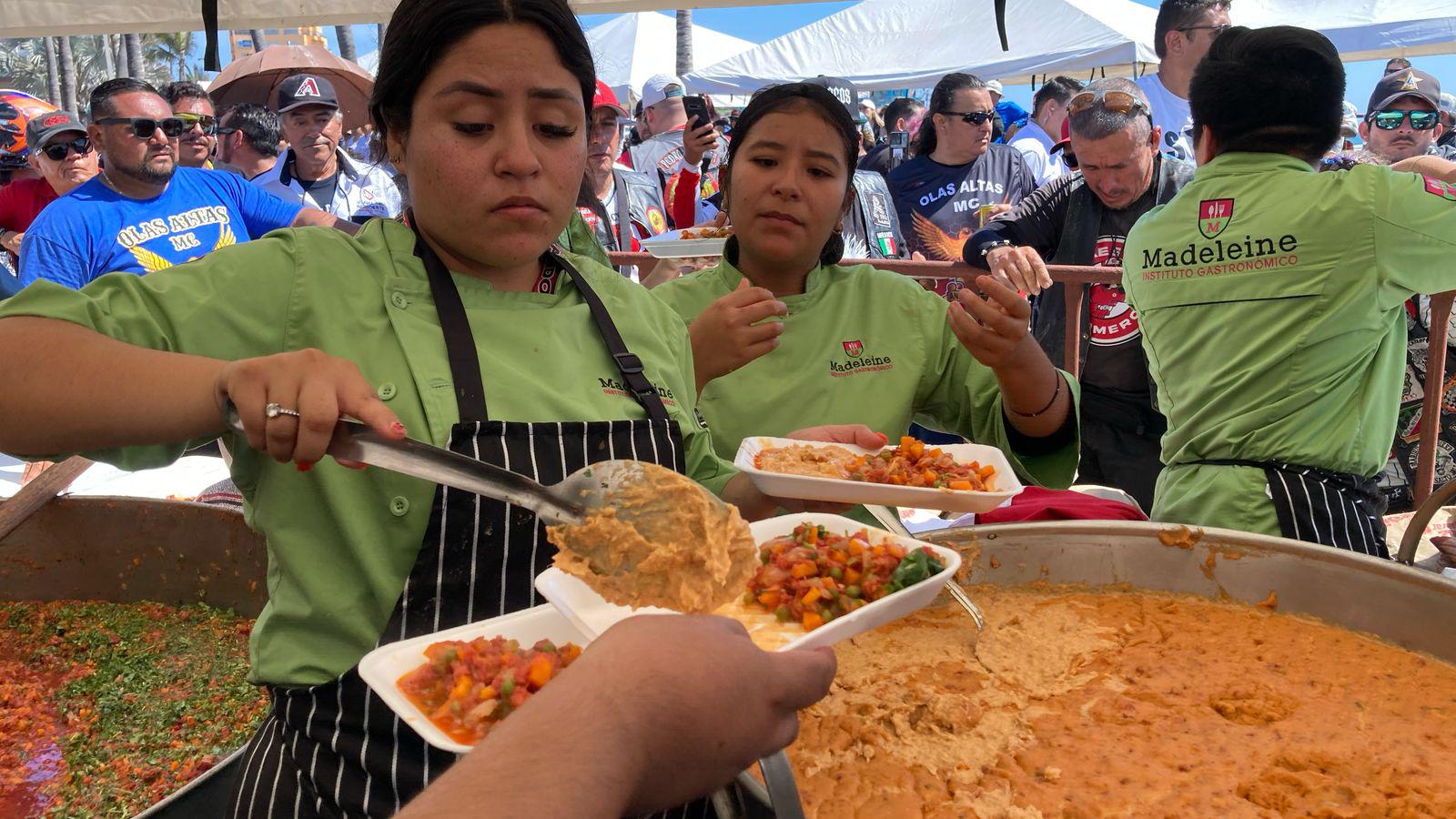 $!Disfrutan bikers de la comida de bienvenida de la Semana de la Moto Mazatlán 2025