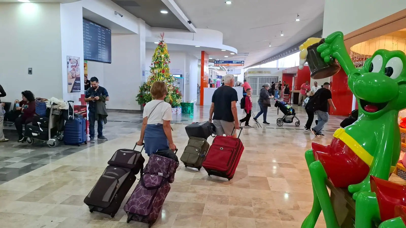 $!Alta afluencia de viajeros marca el arranque de año en el Aeropuerto de Mazatlán