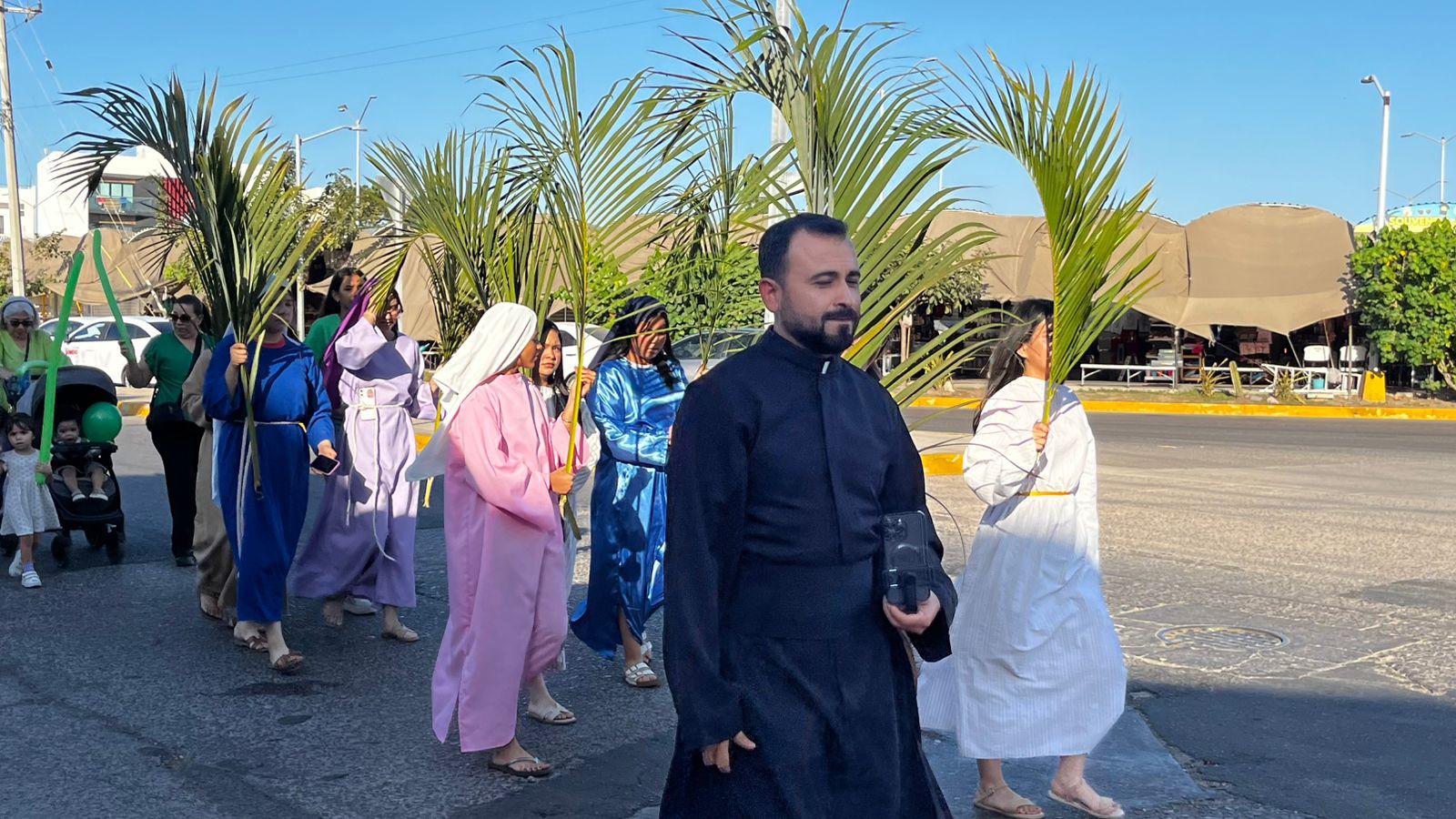 $!Recuerdan jóvenes el sentido de la Semana Santa con manifestación en Mazatlán