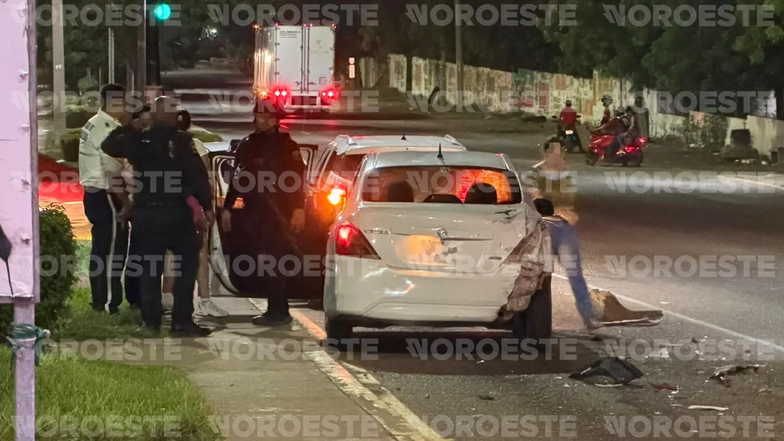 $!Choca patrulla al esquivar accidente previo sobre la México 15, en Mazatlán