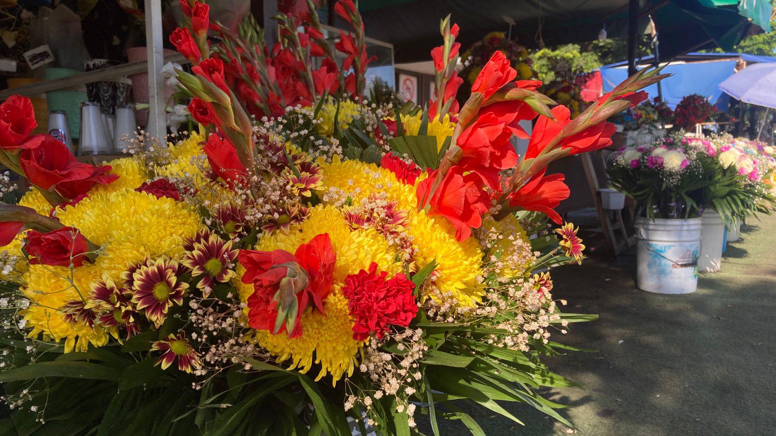 $!Floristas de Mazatlán temen bajas ventas en Día de Muertos