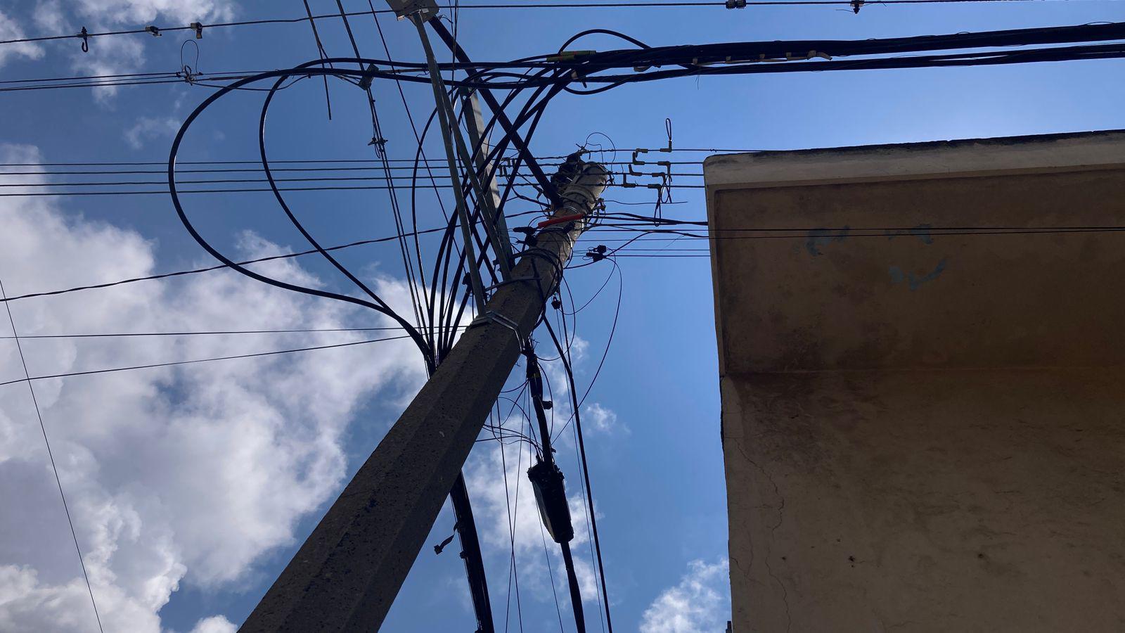 $!Denuncian vecinos de colonia Anáhuac, en Mazatlán, potencial peligro por cables de alta tensión flojos
