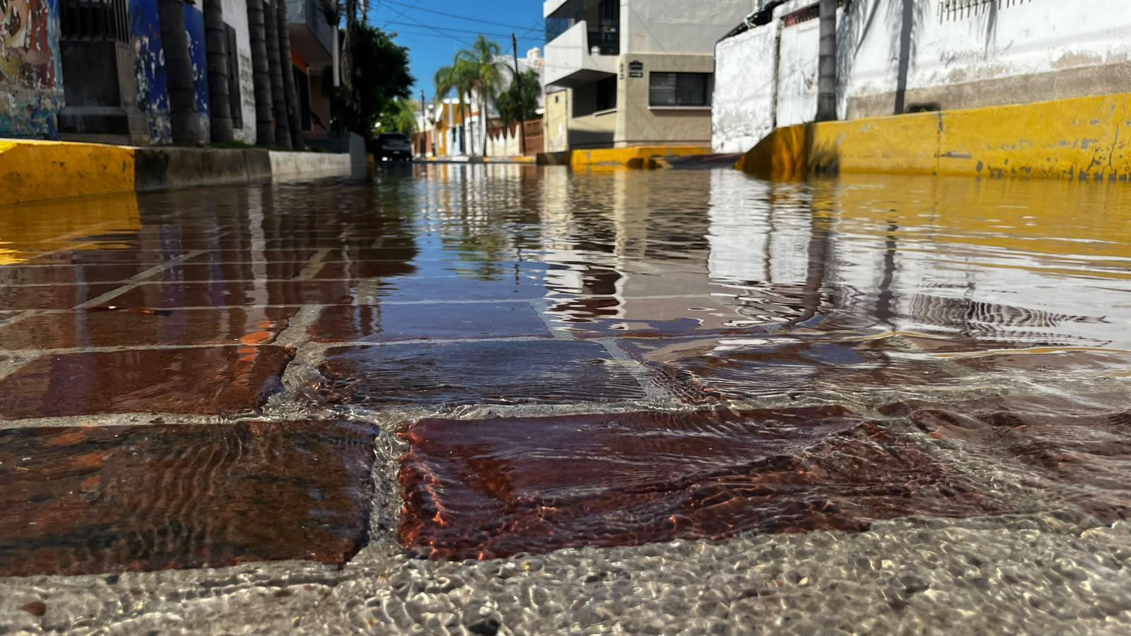 $!Marea alta y oleaje llevan agua a calles del Centro y al Estero del Infiernillo, en Mazatlán