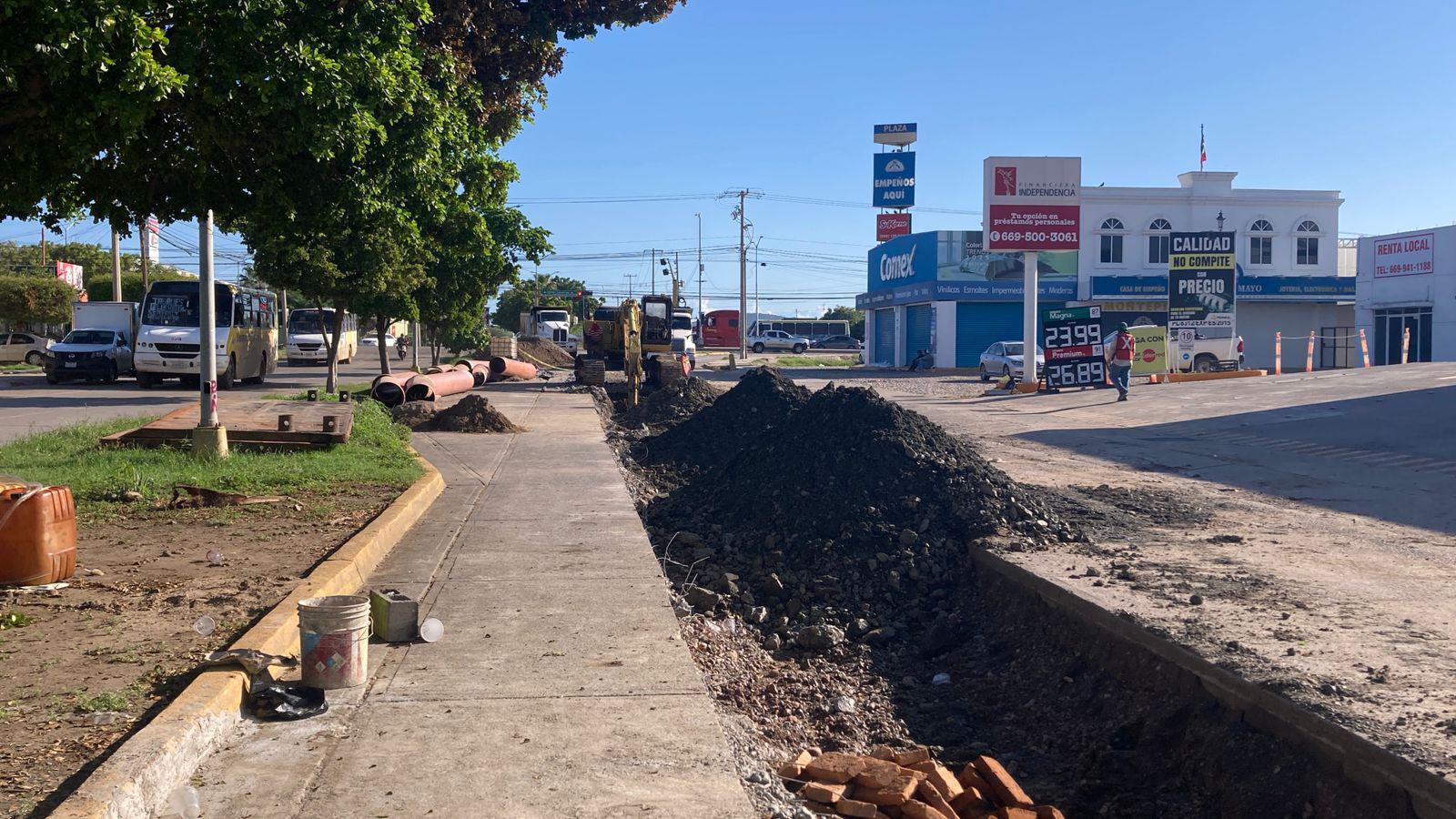 $!Vecinos de Jabalíes denuncian caos vial por cierre parcial en Avenida Santa Rosa por obras de Jumapam