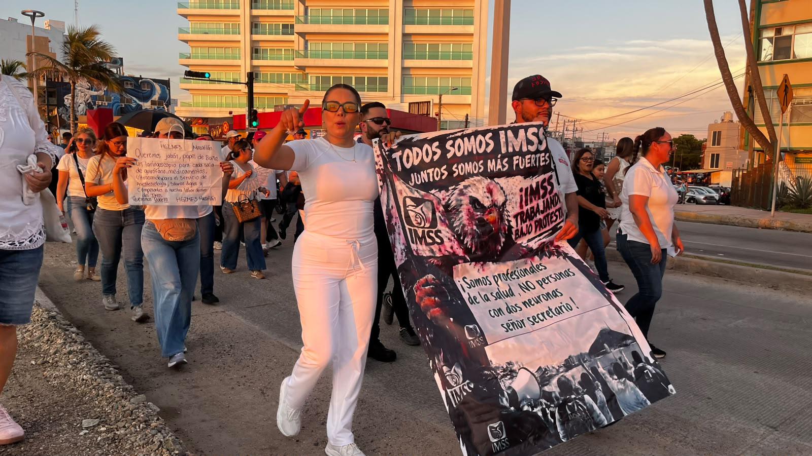 $!Se suman trabajadores del IMSS en Mazatlán a protesta nacional por mejoras laborales