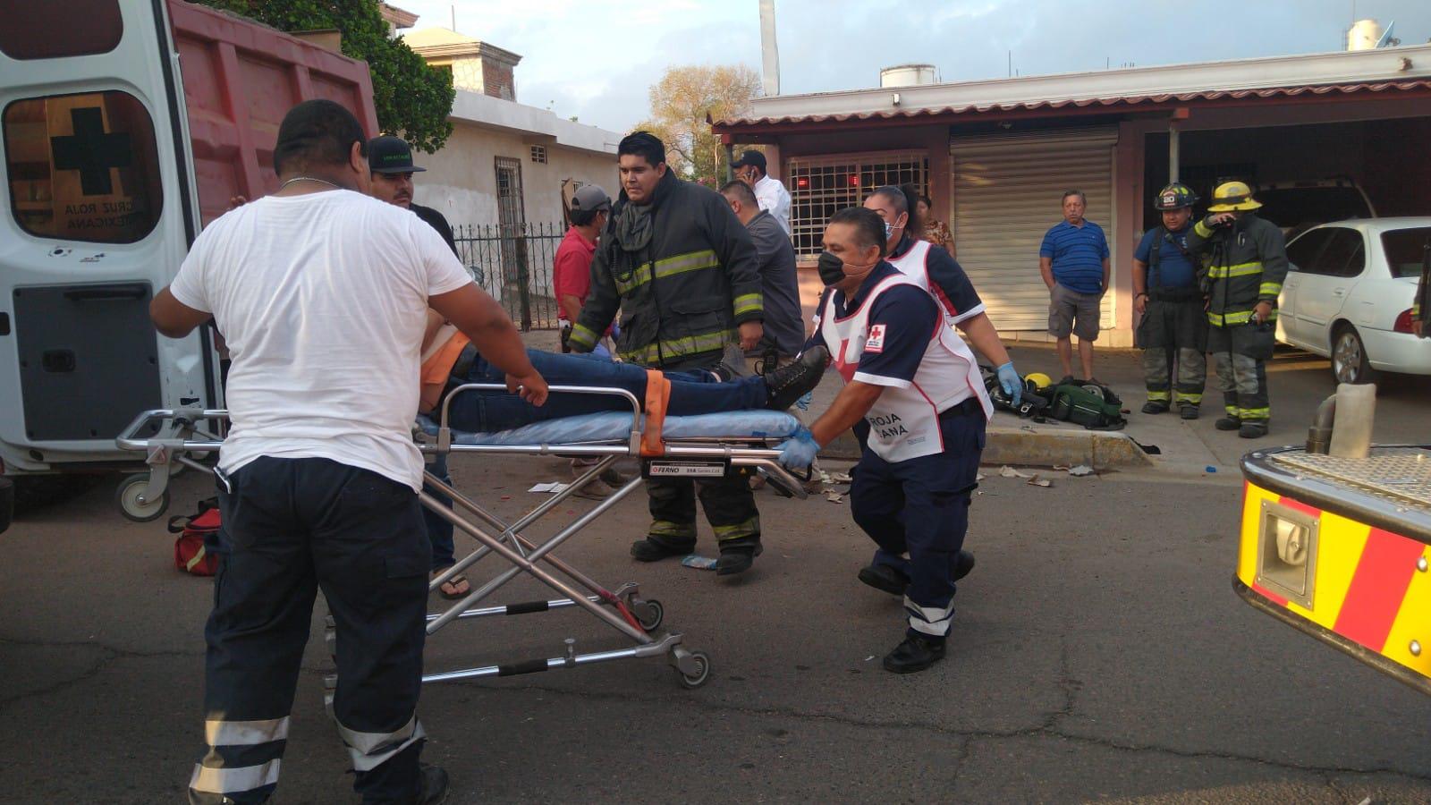 $!En Culiacán, un joven choca contra un camión de volteo estacionado; resulta lesionado