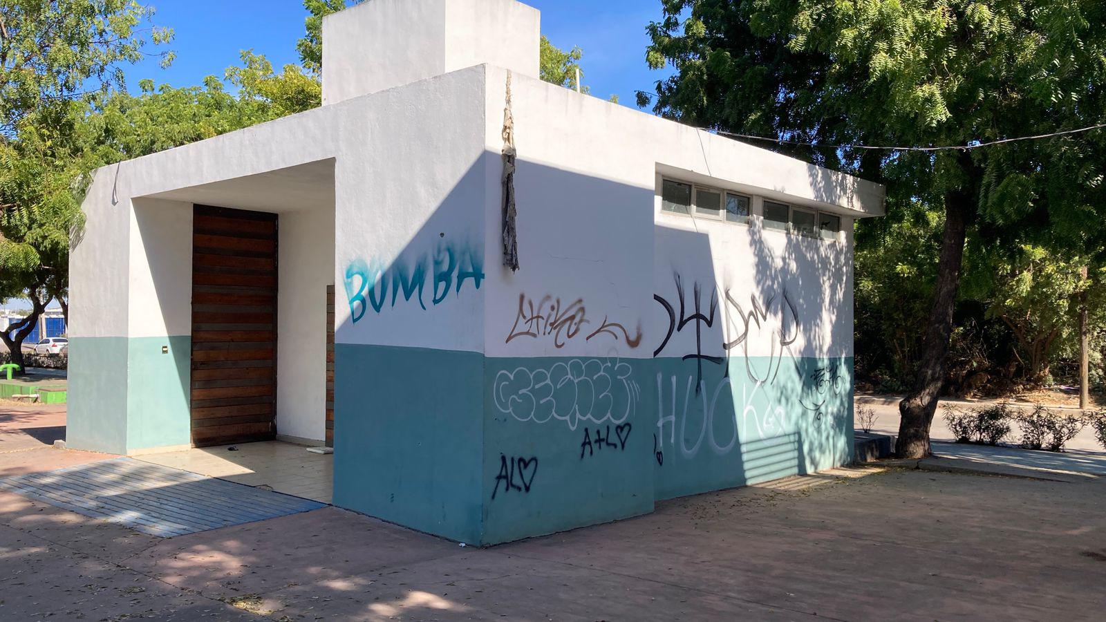 $!Grafitis dañan espacios del Parque Lineal en Mazatlán