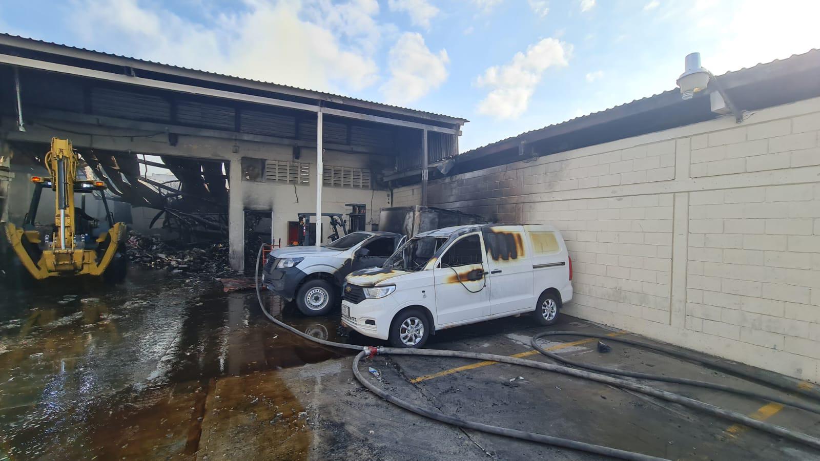 $!Evacúan a 113 personas por incendio en bodega de Bachigualato, en Culiacán