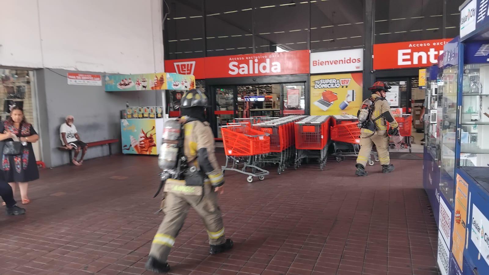 $!Conato de incendio moviliza a cuerpos de emergencia en tienda de Mazatlán