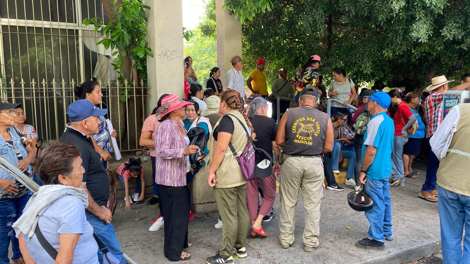 $!Exigen desplazados vecinos del fraccionamiento CVive en Mazatlán acceso a energía eléctrica y agua potable