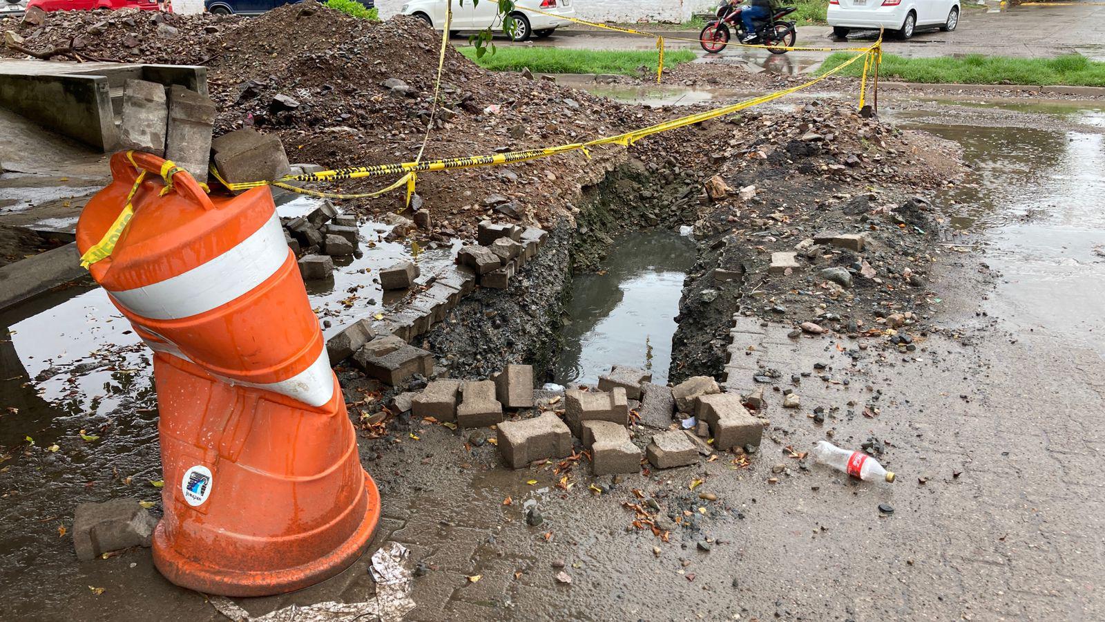 $!Denuncian vecinos gran zanja con aguas negras en la colonia Sánchez Celis