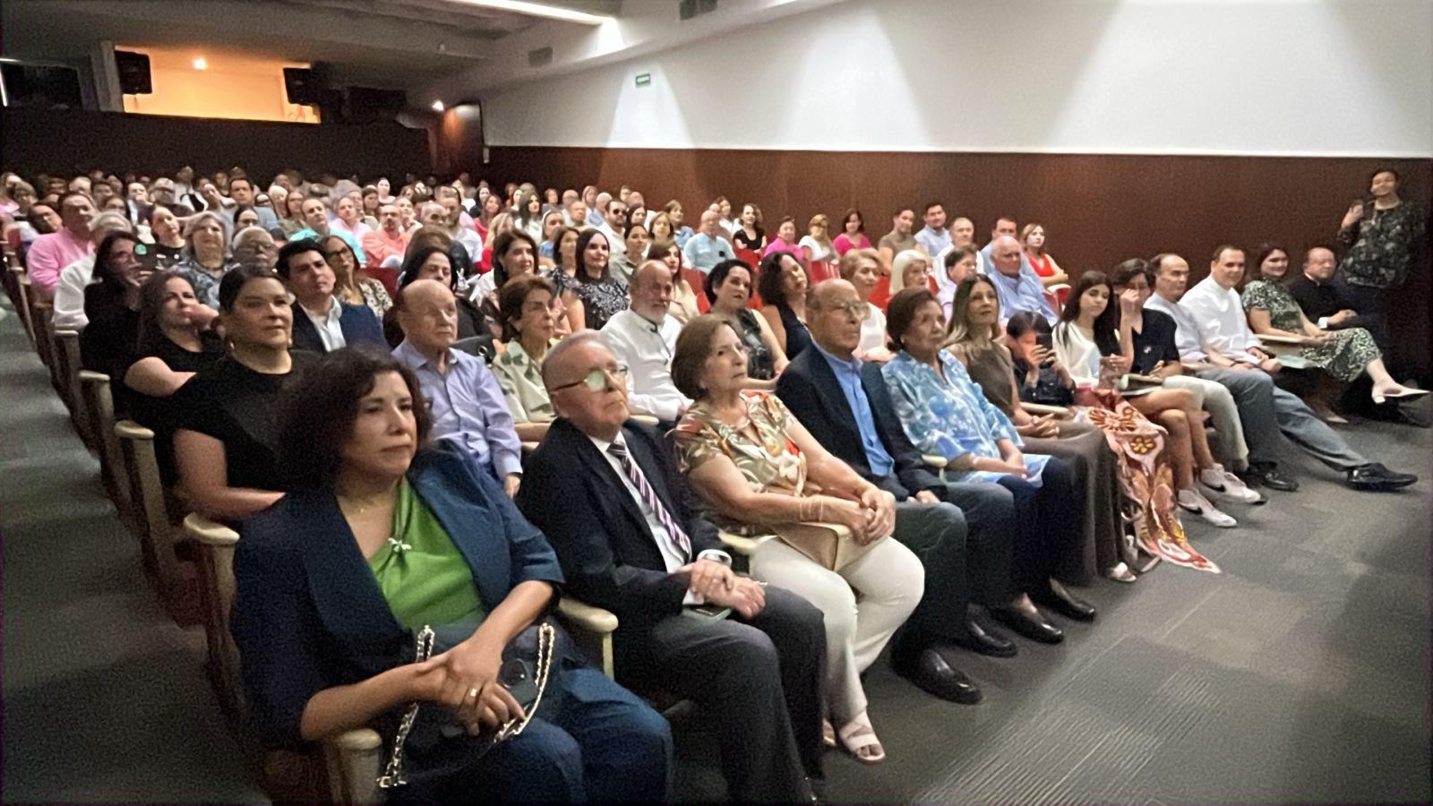 $!El público escuchó con entusiasmo a los comentaristas.