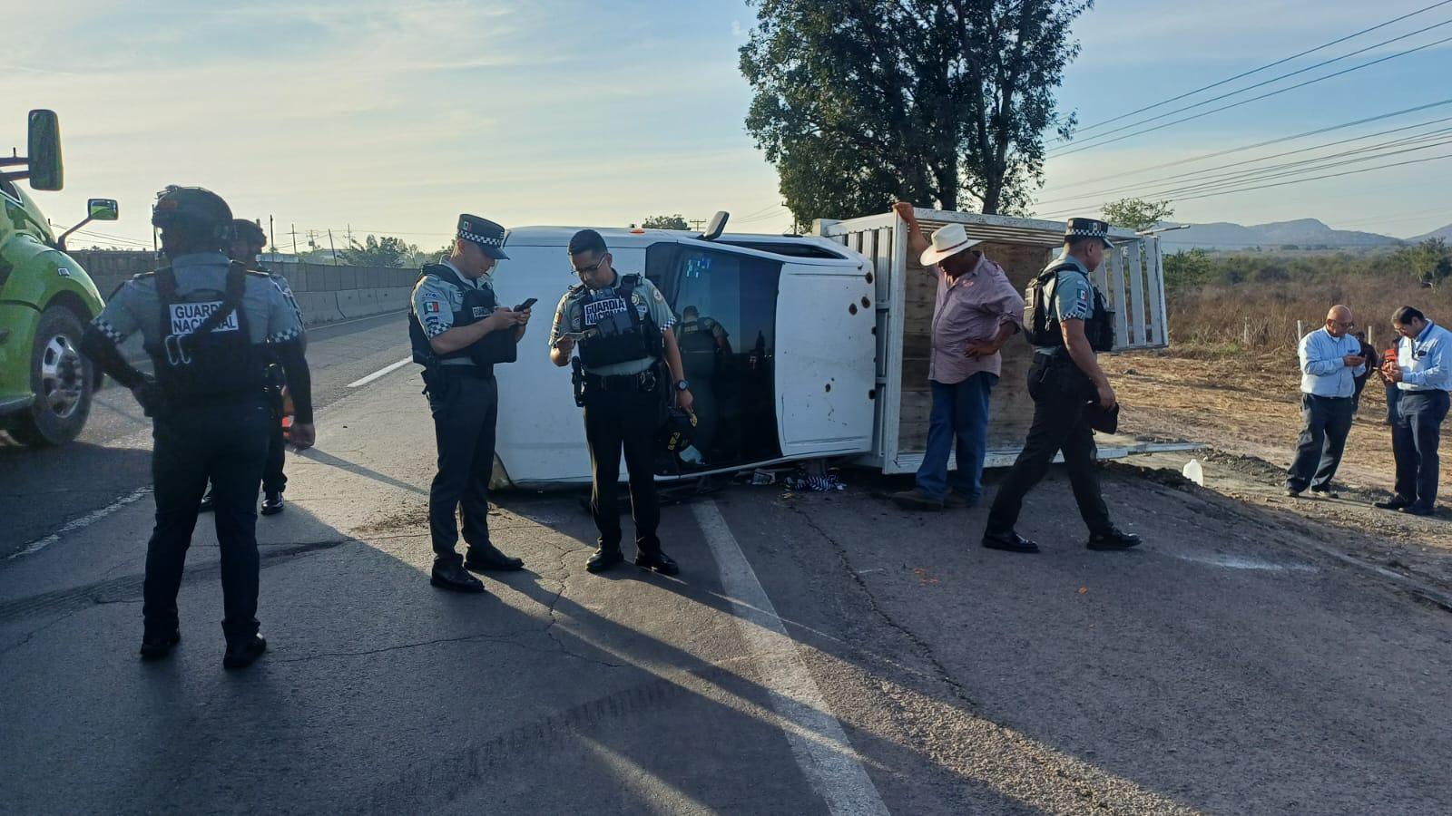 $!Vuelca camioneta en la carretera Internacional, en Mazatlán