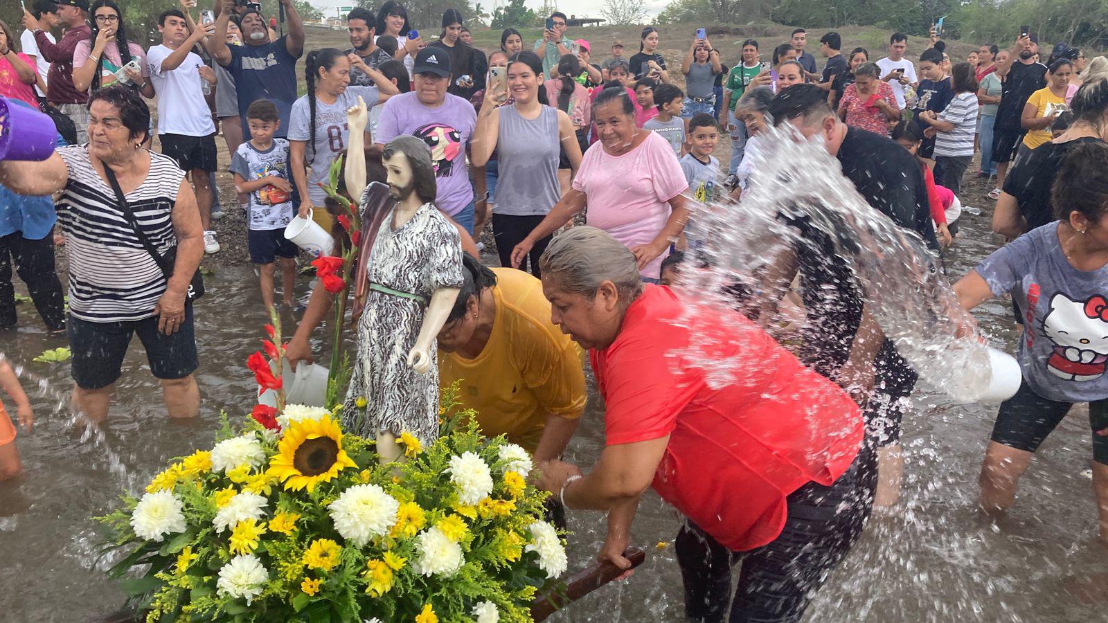 $!Cumplen en Villa Unión con el tradicional baño a San Juan Bautista en el Río Presidio