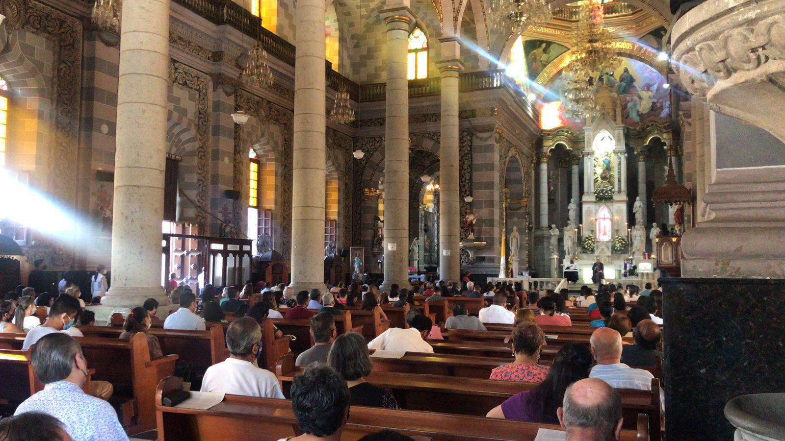 $!Encienden segunda luz de la Corona de Adviento de Catedral de Mazatlán; la Iglesia se prepara para la Navidad