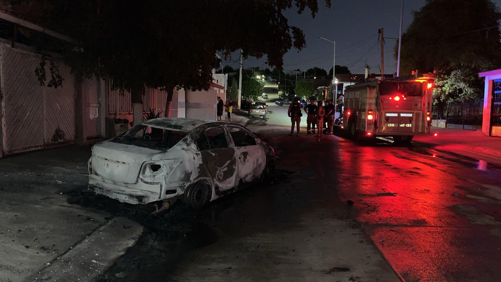 $!Vehículo queda en pérdida total tras incendiarse en la colonia Lázaro Cárdenas, en Culiacán
