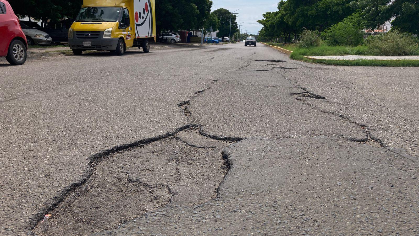 $!Presencia de baches en avenida de Los Venados, en Mazatlán, ponen en peligro a automovilistas