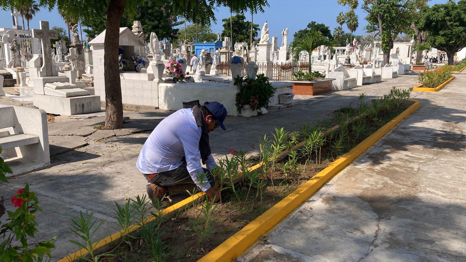 $!Mazatlán alista panteones para recibir a miles por Día de Muertos