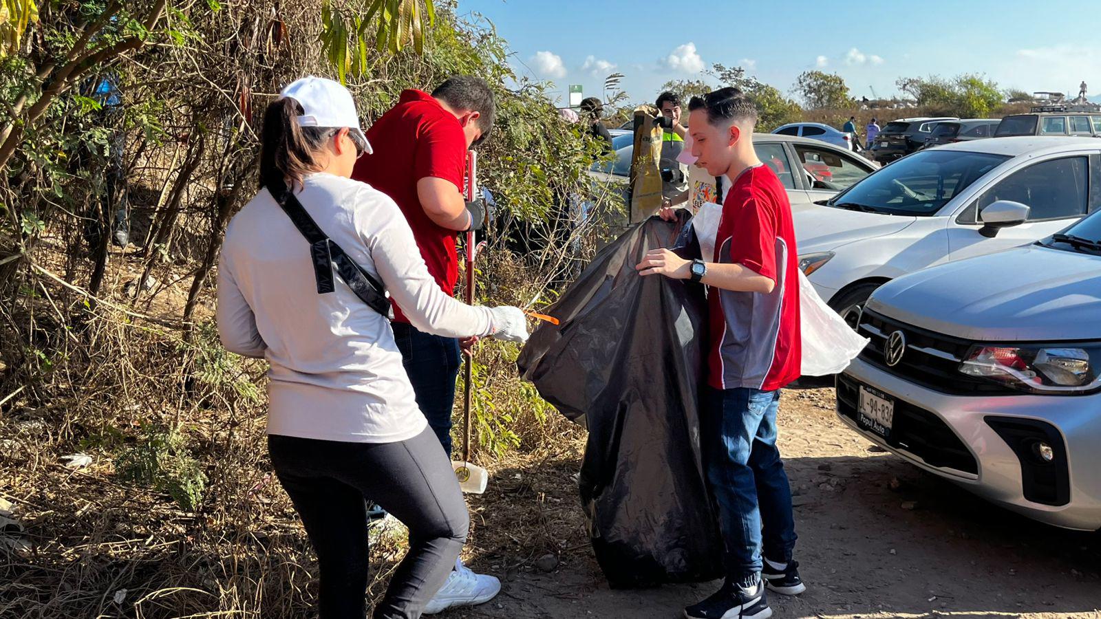 $!Recolectan más de 470 kilos de basura en jornada de limpieza en el Faro Mazatlán