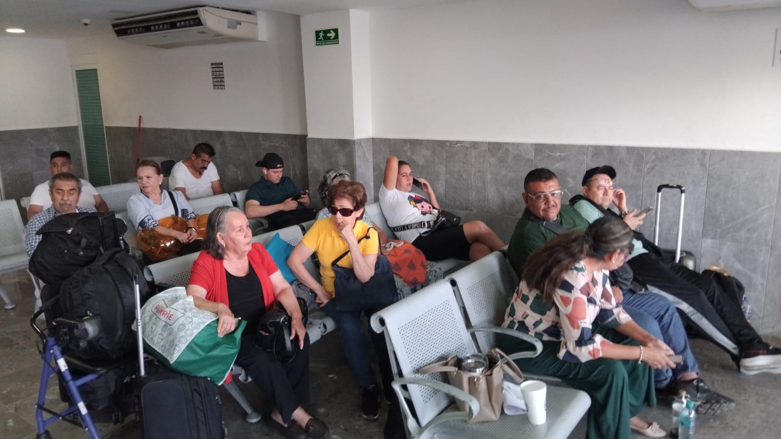 $!Esperan familias hasta 6 horas en central camionera de Mazatlán por bloqueo en carretera